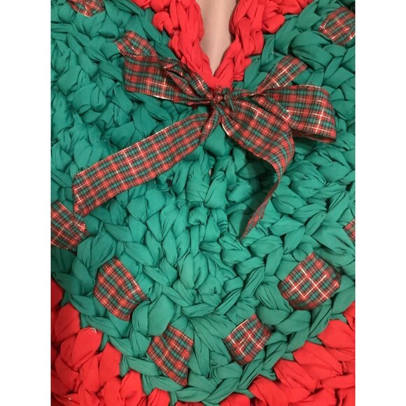 Handmade Heart-Shaped Woven Rug Red Green Accents Festive Bow Trim Christmas - Picture 3 of 8